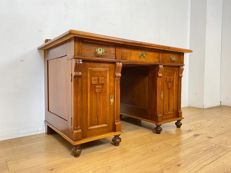 Eleganter und gut erhaltener handverzierter antiker Schreibtisch mit edlem Messingbeschlag I Massivholz in Eiche I Arbeitstisch Bürotisch Sekretär Jugendstil Vintage I