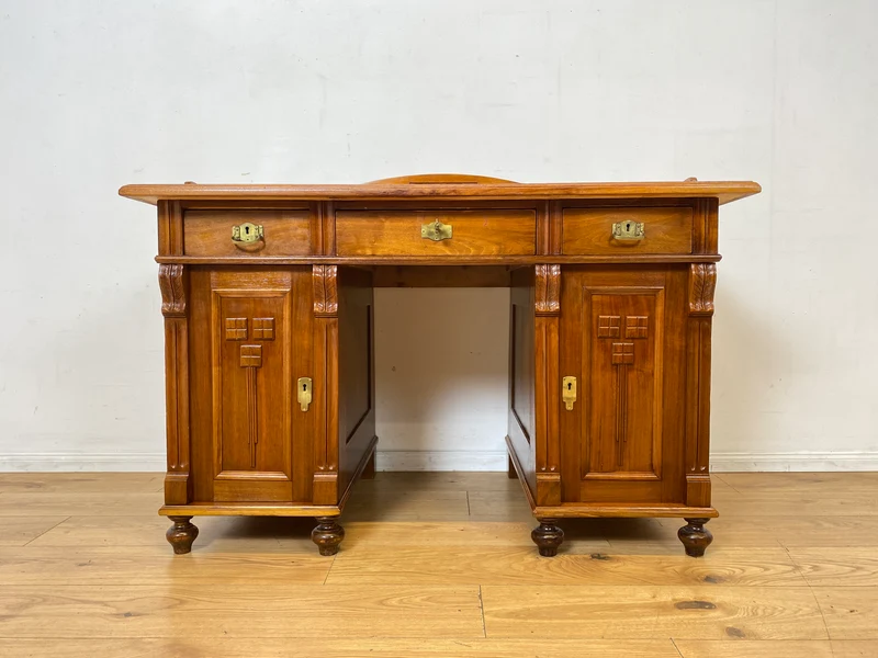 Eleganter und gut erhaltener handverzierter antiker Schreibtisch mit edlem Messingbeschlag I Massivholz in Eiche I Arbeitstisch Bürotisch Sekretär Jugendstil Vintage I
