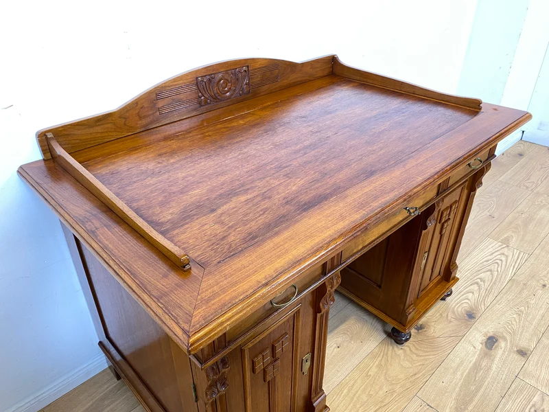 Eleganter und gut erhaltener handverzierter antiker Schreibtisch mit edlem Messingbeschlag I Massivholz in Eiche I Arbeitstisch Bürotisch Sekretär Jugendstil Vintage I