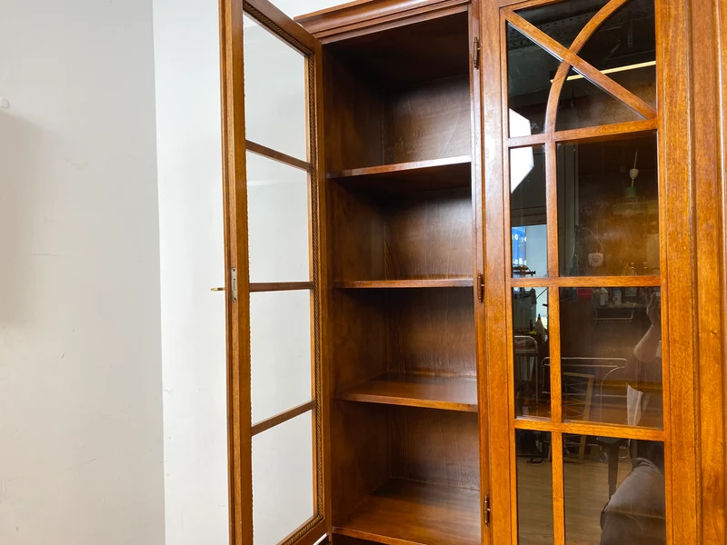 Stilvolle Vintage Vitrine im englischem Stil mit Sprossenfenstern I Büchervitrine Bücherschrank Bücherregal Regal Wohnzimmerschrank Highboard Wohnwand Stilmöbel Regency I