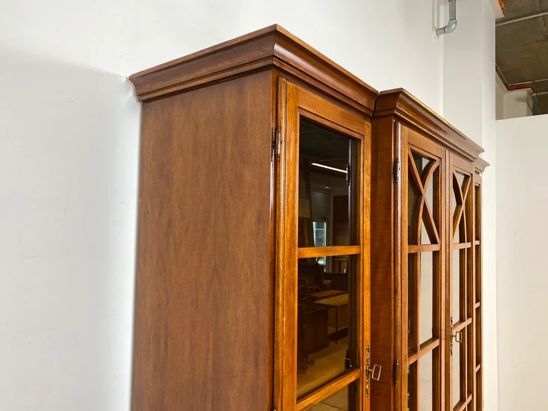 Stilvolle Vintage Vitrine im englischem Stil mit Sprossenfenstern I Büchervitrine Bücherschrank Bücherregal Regal Wohnzimmerschrank Highboard Wohnwand Stilmöbel Regency I