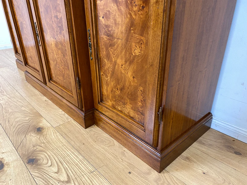 Stilvolle Vintage Vitrine im englischem Stil mit Sprossenfenstern I Büchervitrine Bücherschrank Bücherregal Regal Wohnzimmerschrank Highboard Wohnwand Stilmöbel Regency I