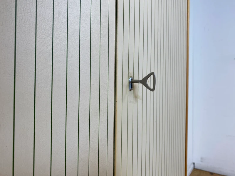 Stilvoller und gut erhaltener hoher Mid-Century Kleiderschrank mit Aufsatz I VEB Hellerau oder baugleich I Schrank Schlafzimmerschrank Wardrobe Wäscheschrank Vintage Retro I