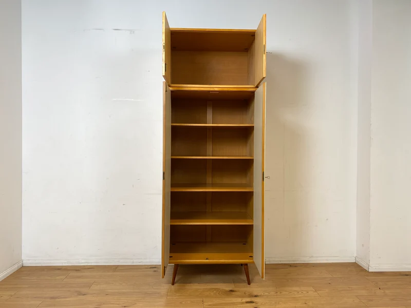 Stilvoller und gut erhaltener hoher Mid-Century Kleiderschrank mit Aufsatz I VEB Hellerau oder baugleich I Schrank Schlafzimmerschrank Wardrobe Wäscheschrank Vintage Retro I