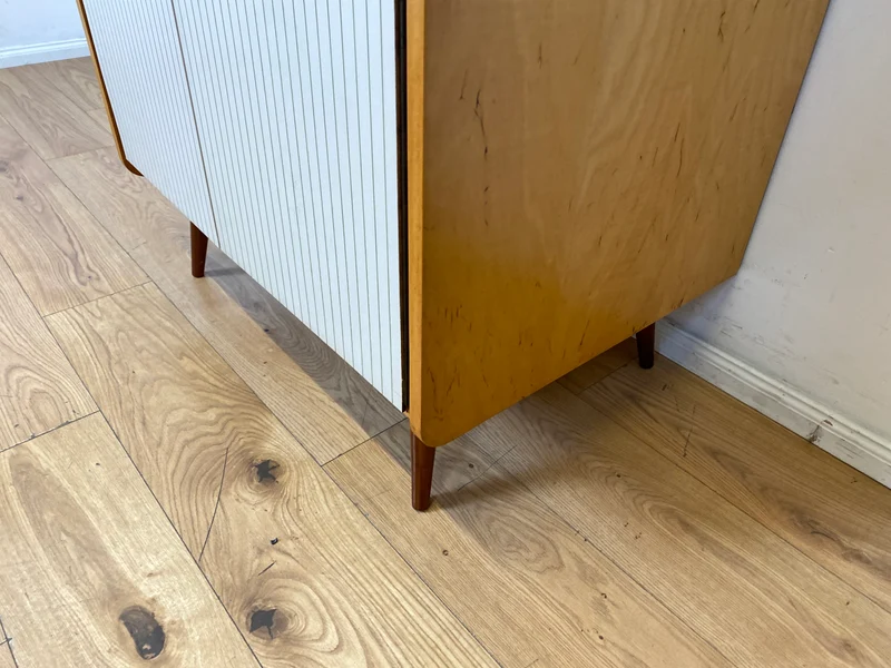 Stilvoller und gut erhaltener hoher Mid-Century Kleiderschrank mit Aufsatz I VEB Hellerau oder baugleich I Schrank Schlafzimmerschrank Wardrobe Wäscheschrank Vintage Retro I