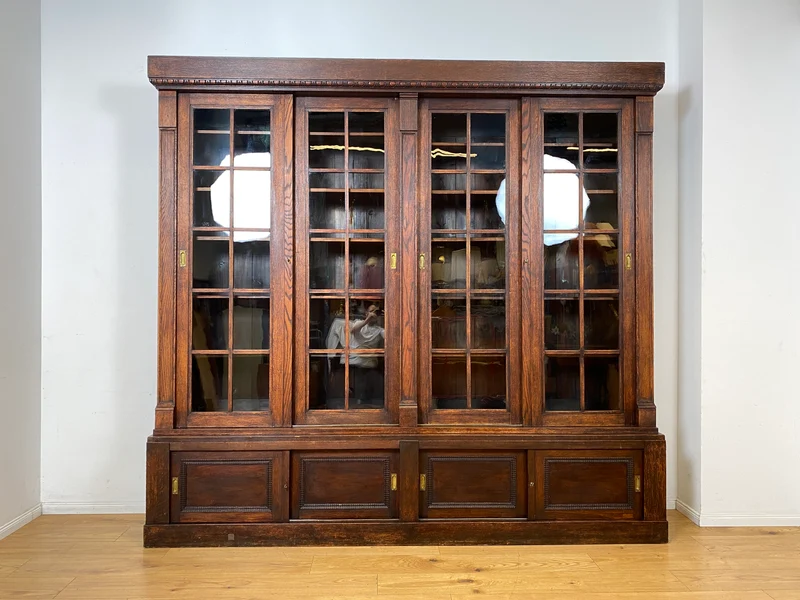 Hochwertige handverzierte Vintage Vitrine im antikem Stil aus massiver Eiche mit Schiebetüren I Büchervitrine Bücherschrank Bücherregal Regal Glasvitrine Wohnzimmerschank Jugendstil Gründerzeit I