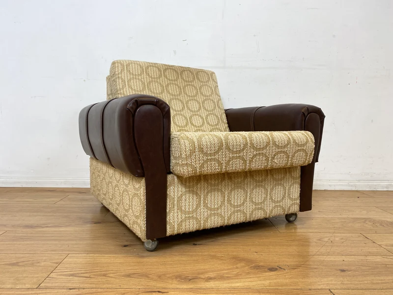 Retro pur! Gemütlicher 70er Jahre Sessel auf Rollen mit hellem Originalbezug und Kunst Leder Armlehnen I Clubsessel Loungesessel Sitzgarnitur Vintage Space Age 60er I
