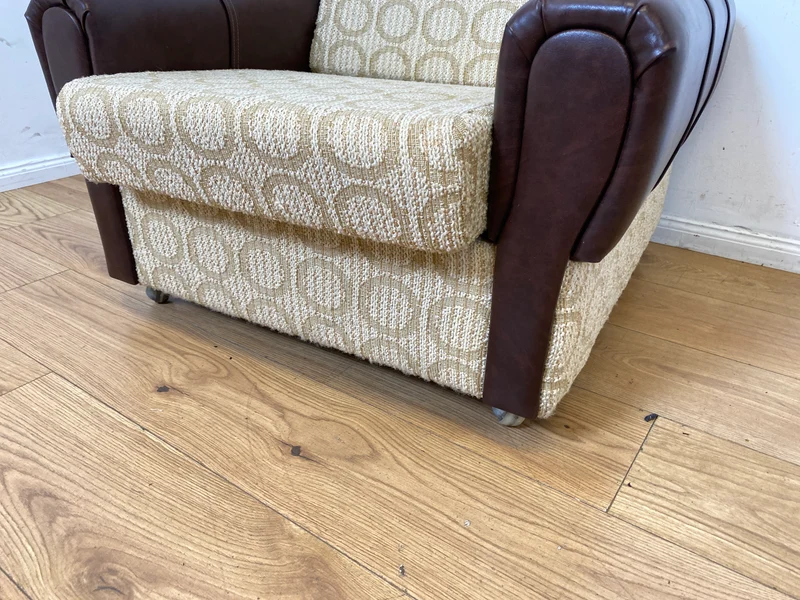 Retro pur! Gemütlicher 70er Jahre Sessel auf Rollen mit hellem Originalbezug und Kunst Leder Armlehnen I Clubsessel Loungesessel Sitzgarnitur Vintage Space Age 60er I