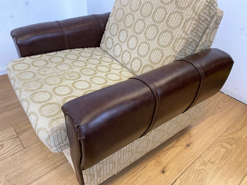 Retro pur! Gemütlicher 70er Jahre Sessel auf Rollen mit hellem Originalbezug und Kunst Leder Armlehnen I Clubsessel Loungesessel Sitzgarnitur Vintage Space Age 60er I