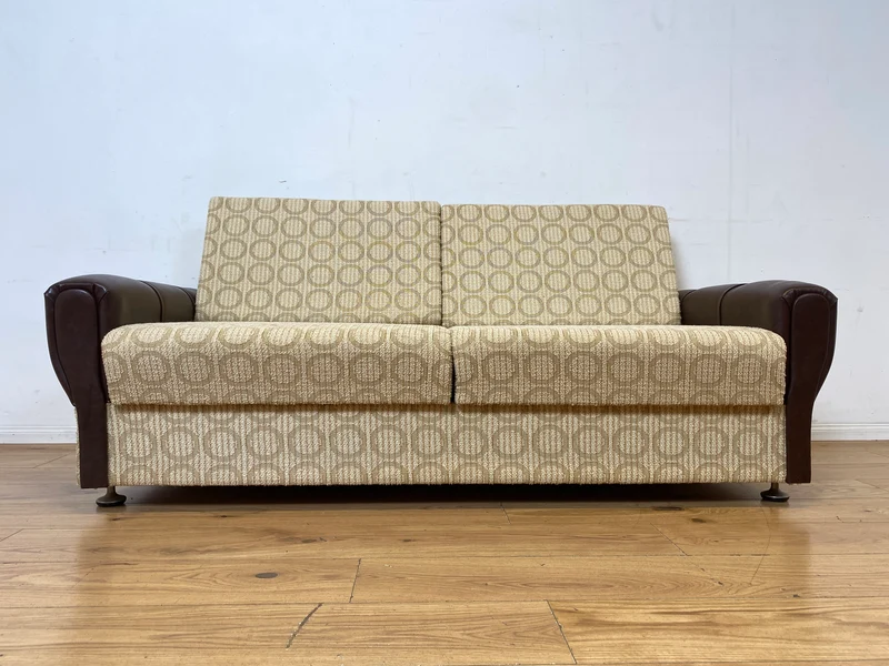 Retro pur! Gemütliche 70er Jahre Couch mit Schlaffunktion mit hellem Originalbezug I Sofa Couch Schlafsofa Schlafcouch Klappcouch Daybed Sitzgarnitur Vintage Space Age 60er I