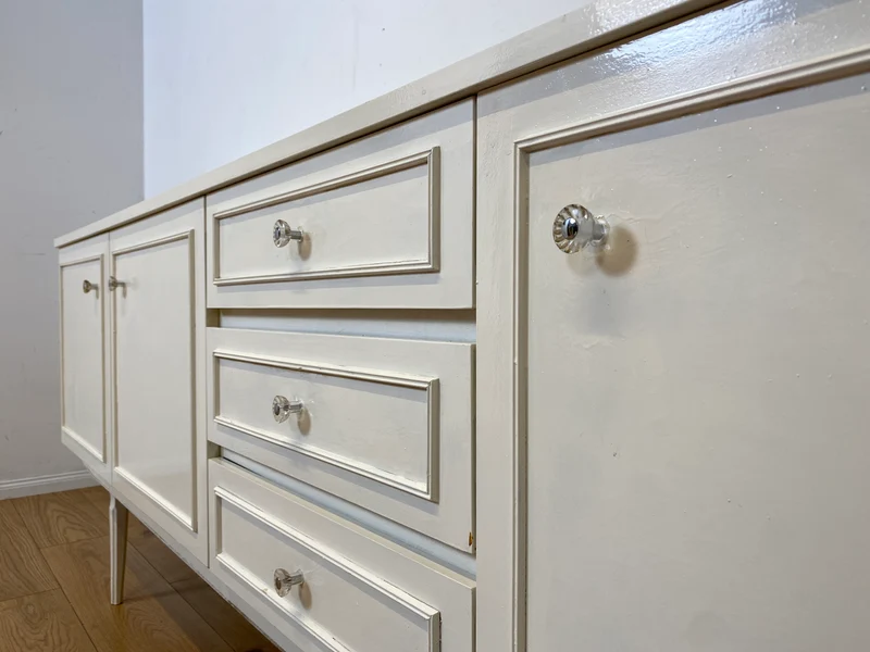 Sehr schönes weißes 70er Jahre Sideboard mit Schubladen & hübschen Originalgriffen I Kommode Anrichte Schrank TV Lowboard Bank Fernsehkommode Wäschekommode Retro Vintage I