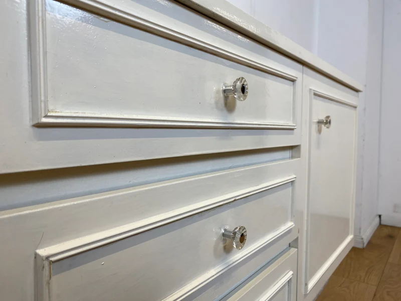 Sehr schönes weißes 70er Jahre Sideboard mit Schubladen & hübschen Originalgriffen I Kommode Anrichte Schrank TV Lowboard Bank Fernsehkommode Wäschekommode Retro Vintage I