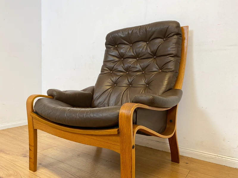 Stilvoller skandinavischer Sessel mit gestepptem braunem Echtleder Bezug I Norwegen 1970er I Ledersessel Loungesessel Relax Lesesessel Sitzgarnitur Mid-Century Vintage Leder I