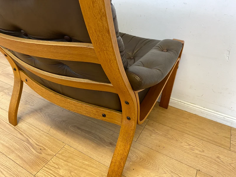 Stilvoller skandinavischer Sessel mit gestepptem braunem Echtleder Bezug I Norwegen 1970er I Ledersessel Loungesessel Relax Lesesessel Sitzgarnitur Mid-Century Vintage Leder I