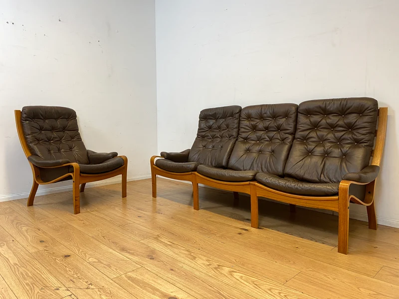 Stilvoller skandinavischer Sessel mit gestepptem braunem Echtleder Bezug I Norwegen 1970er I Ledersessel Loungesessel Relax Lesesessel Sitzgarnitur Mid-Century Vintage Leder I