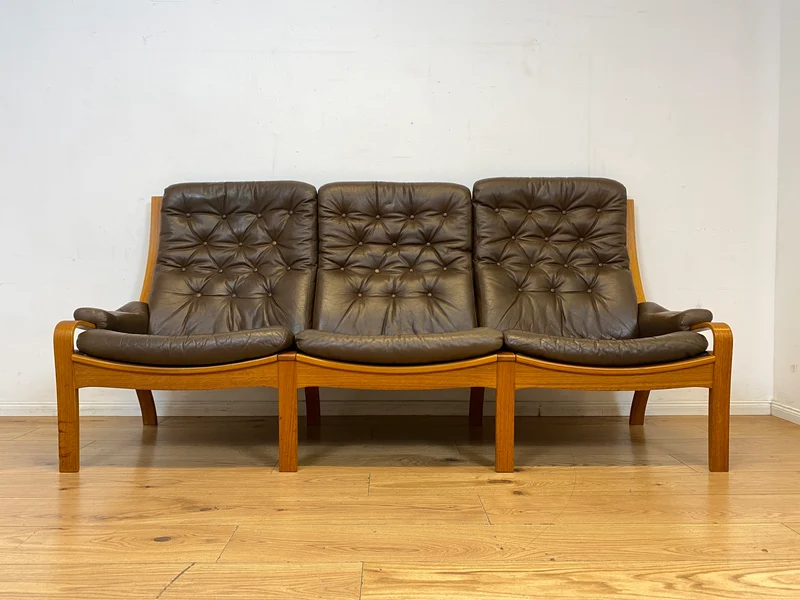 WMK I Stilvolles skandinavische Sofa mit gestepptem braunem Echtleder Bezug I Norwegen 1970er I Couch Ledercouch Ledersofa 3-Sitzer 3er Sitzgarnitur Mid-Century Vintage Leder I