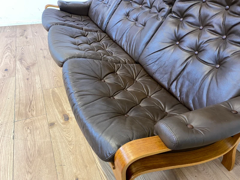 WMK I Stilvolles skandinavische Sofa mit gestepptem braunem Echtleder Bezug I Norwegen 1970er I Couch Ledercouch Ledersofa 3-Sitzer 3er Sitzgarnitur Mid-Century Vintage Leder I
