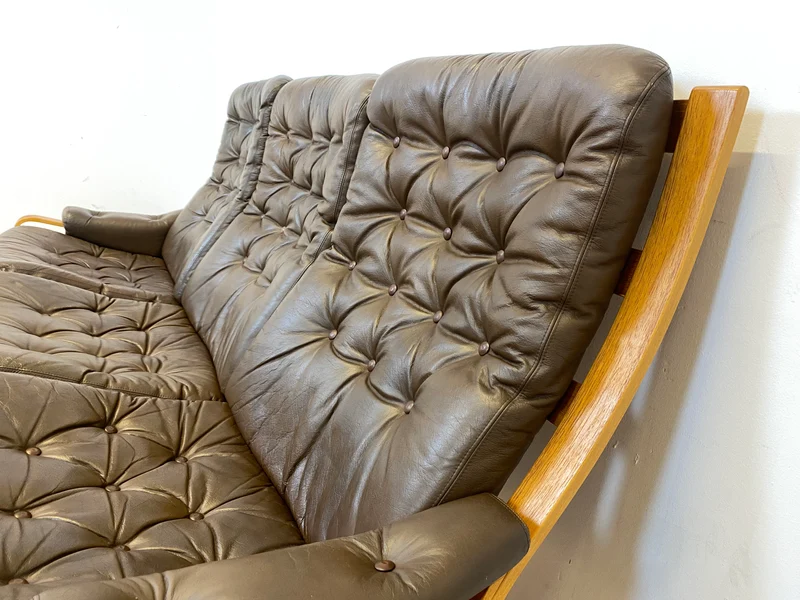 WMK I Stilvolles skandinavische Sofa mit gestepptem braunem Echtleder Bezug I Norwegen 1970er I Couch Ledercouch Ledersofa 3-Sitzer 3er Sitzgarnitur Mid-Century Vintage Leder I