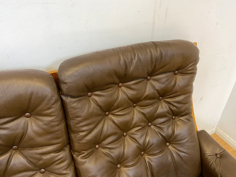 WMK I Stilvolles skandinavische Sofa mit gestepptem braunem Echtleder Bezug I Norwegen 1970er I Couch Ledercouch Ledersofa 3-Sitzer 3er Sitzgarnitur Mid-Century Vintage Leder I