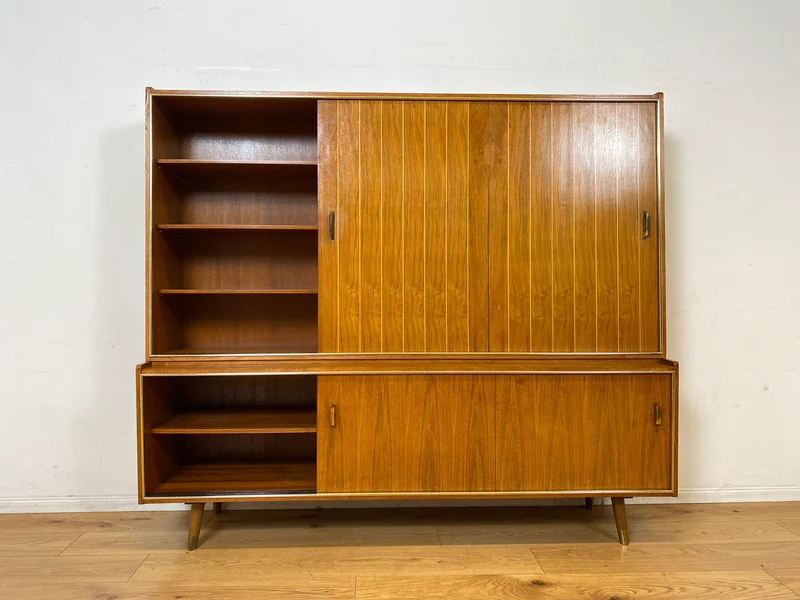 Hochwertiger 50er Jahre Wohnzimmerschrank aus vollem Holz in Nussbaum mit Schiebetüren I Highboard Bücherschrank Büchervitrine Sideboard Schrank Vintage Retro 60er I