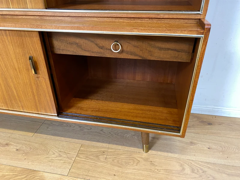Hochwertiger 50er Jahre Wohnzimmerschrank aus vollem Holz in Nussbaum mit Schiebetüren I Highboard Bücherschrank Büchervitrine Sideboard Schrank Vintage Retro 60er I