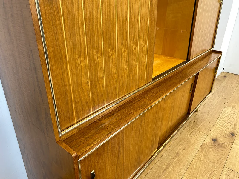 Hochwertiger 50er Jahre Wohnzimmerschrank aus vollem Holz in Nussbaum mit Schiebetüren I Highboard Bücherschrank Büchervitrine Sideboard Schrank Vintage Retro 60er I