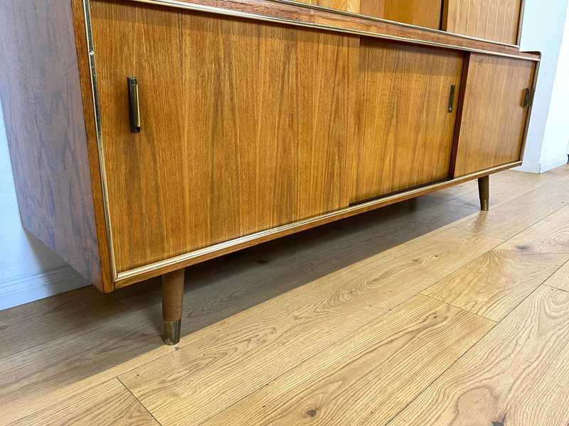 Hochwertiger 50er Jahre Wohnzimmerschrank aus vollem Holz in Nussbaum mit Schiebetüren I Highboard Bücherschrank Büchervitrine Sideboard Schrank Vintage Retro 60er I