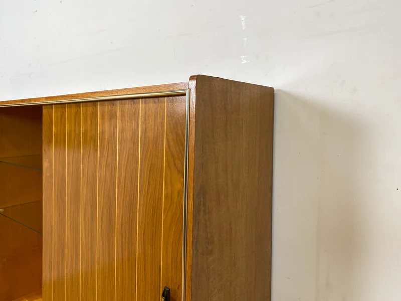 Hochwertiger 50er Jahre Wohnzimmerschrank aus vollem Holz in Nussbaum mit Schiebetüren I Highboard Bücherschrank Büchervitrine Sideboard Schrank Vintage Retro 60er I