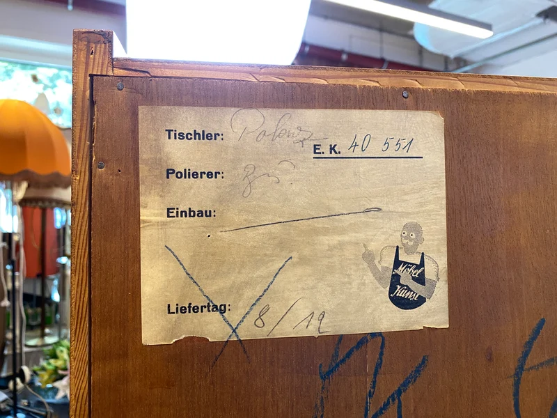 Hochwertiger 50er Jahre Wohnzimmerschrank aus vollem Holz in Nussbaum mit Schiebetüren I Highboard Bücherschrank Büchervitrine Sideboard Schrank Vintage Retro 60er I