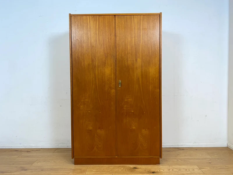 Perfekt aufgeteilter heller 60er Jahre Kleiderschrank mit Kleiderstange und Einlegeböden I Schrank Schlafzimmerschrank Garderobe Flurschrank Mid-Century Vintage Retro I
