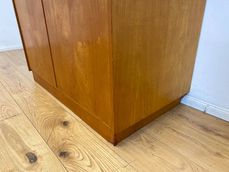 Perfekt aufgeteilter heller 60er Jahre Kleiderschrank mit Kleiderstange und Einlegeböden I Schrank Schlafzimmerschrank Garderobe Flurschrank Mid-Century Vintage Retro I