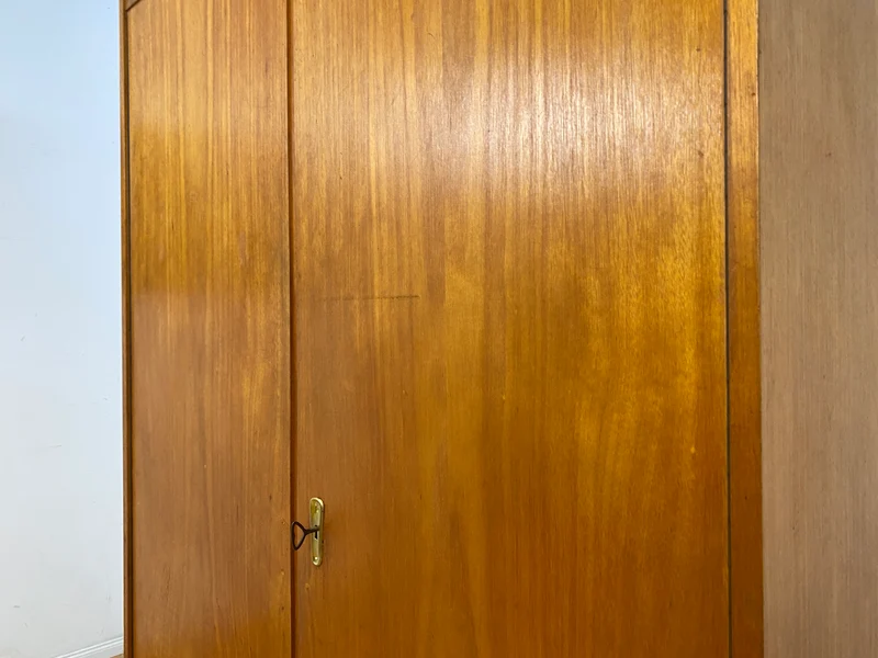 Perfekt aufgeteilter heller 60er Jahre Kleiderschrank mit Kleiderstange und Einlegeböden I Schrank Schlafzimmerschrank Garderobe Flurschrank Mid-Century Vintage Retro I