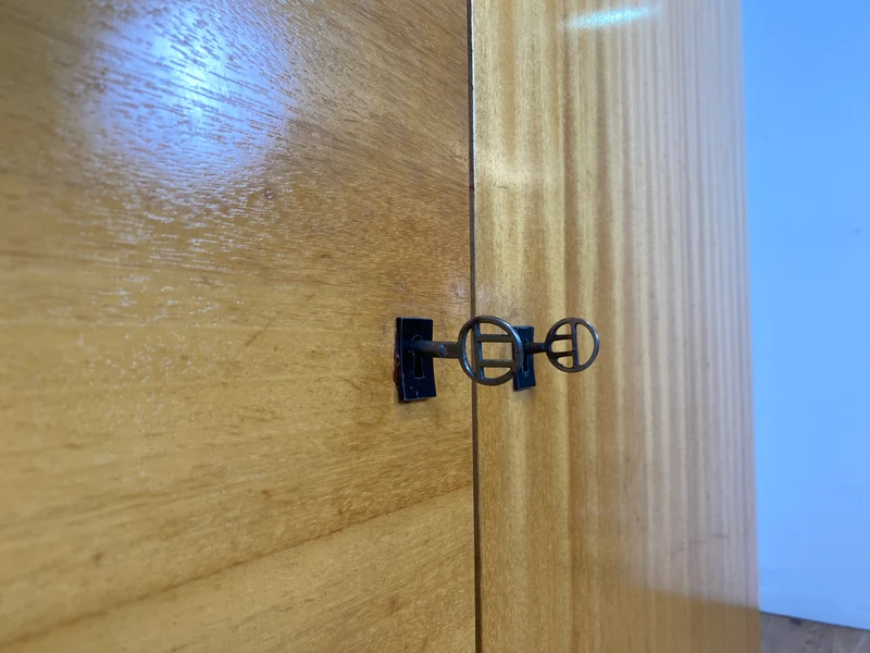 Stilvoller und perfekt aufgeteilter heller Mid-Century Kleiderschrank mit Kleiderstange und Böden I Schrank Schlafzimmerschrank Garderobe Flurschrank Vintage Retro 60er 70er I