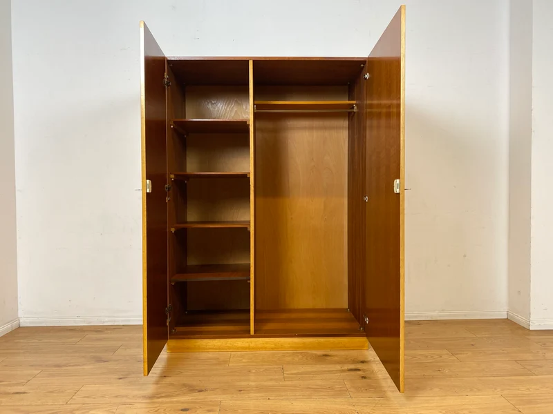 Stilvoller und perfekt aufgeteilter heller Mid-Century Kleiderschrank mit Kleiderstange und Böden I Schrank Schlafzimmerschrank Garderobe Flurschrank Vintage Retro 60er 70er I