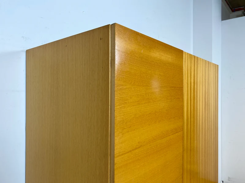Stilvoller und perfekt aufgeteilter heller Mid-Century Kleiderschrank mit Kleiderstange und Böden I Schrank Schlafzimmerschrank Garderobe Flurschrank Vintage Retro 60er 70er I