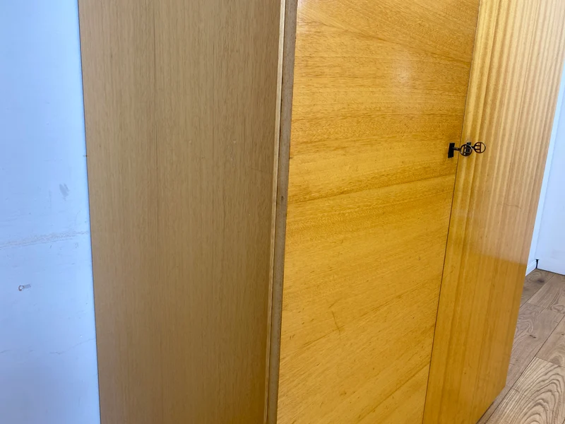 Stilvoller und perfekt aufgeteilter heller Mid-Century Kleiderschrank mit Kleiderstange und Böden I Schrank Schlafzimmerschrank Garderobe Flurschrank Vintage Retro 60er 70er I