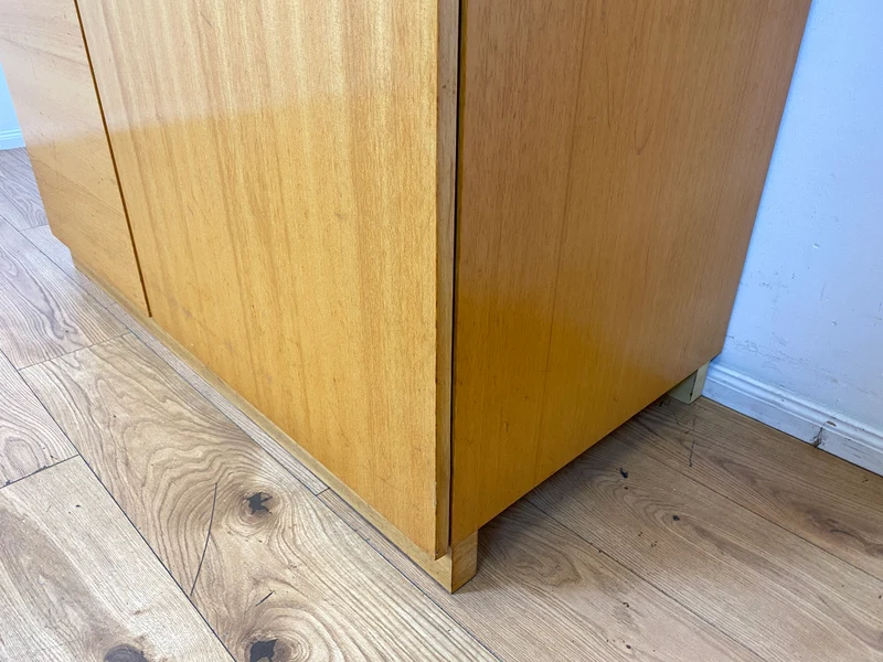 Stilvoller und perfekt aufgeteilter heller Mid-Century Kleiderschrank mit Kleiderstange und Böden I Schrank Schlafzimmerschrank Garderobe Flurschrank Vintage Retro 60er 70er I