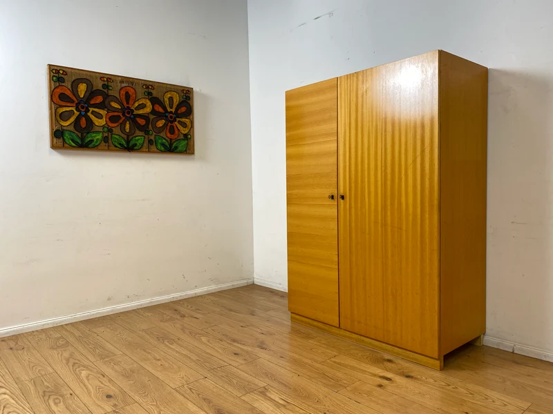 Stilvoller und perfekt aufgeteilter heller Mid-Century Kleiderschrank mit Kleiderstange und Böden I Schrank Schlafzimmerschrank Garderobe Flurschrank Vintage Retro 60er 70er I