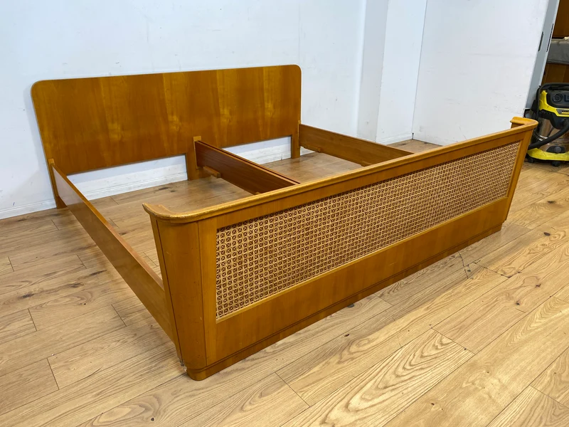 Besonders schönes helles Mid-Century Bett für 100x200cm Matratzen mit aufwendig gearbeitetem Rattan Geflecht I Doppelbett Holzbett Bettrahmen Schlafzimmer 50er 60er Vintage I