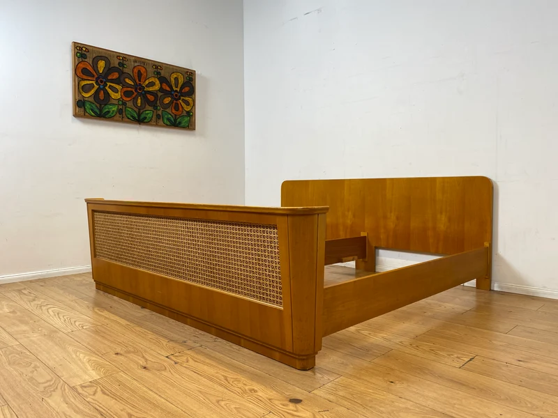 Besonders schönes helles Mid-Century Bett für 100x200cm Matratzen mit aufwendig gearbeitetem Rattan Geflecht I Doppelbett Holzbett Bettrahmen Schlafzimmer 50er 60er Vintage I