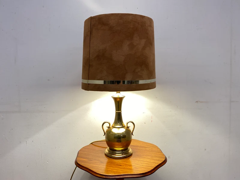 Sehr hübsche Vintage Tischlampe mit goldenem Amphoren Lampenfuß aus Messing und braunem Velours Lampenschirm