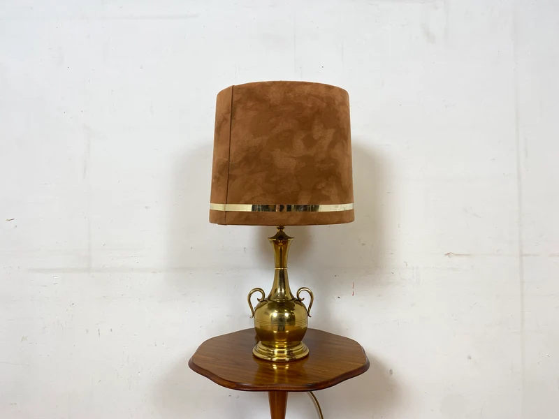 Sehr hübsche Vintage Tischlampe mit goldenem Amphoren Lampenfuß aus Messing und braunem Velours Lampenschirm