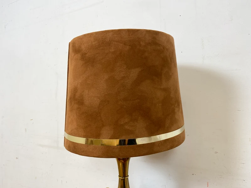 Sehr hübsche Vintage Tischlampe mit goldenem Amphoren Lampenfuß aus Messing und braunem Velours Lampenschirm
