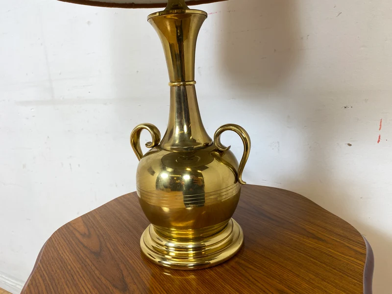 Sehr hübsche Vintage Tischlampe mit goldenem Amphoren Lampenfuß aus Messing und braunem Velours Lampenschirm