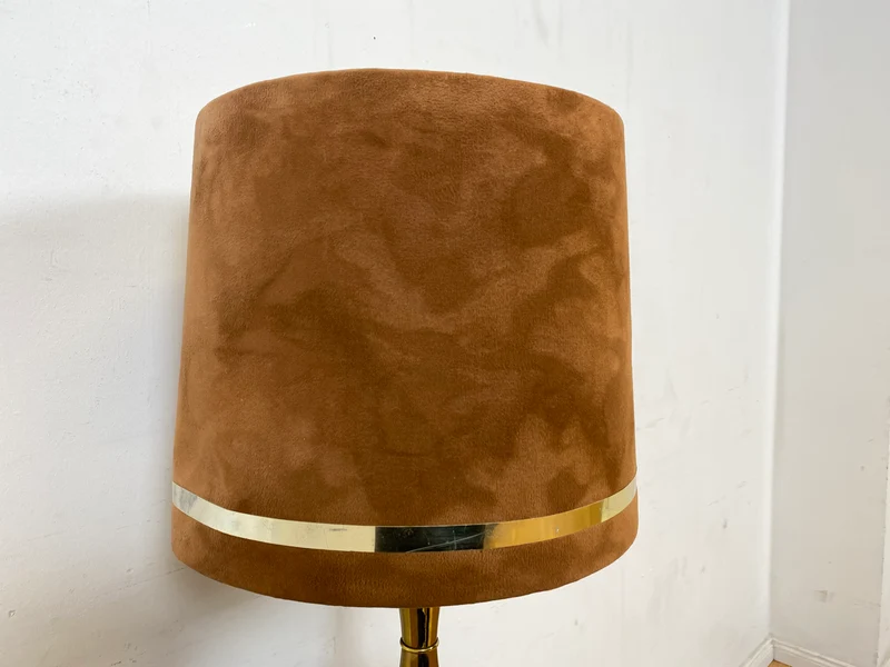 Sehr hübsche Vintage Tischlampe mit goldenem Amphoren Lampenfuß aus Messing und braunem Velours Lampenschirm