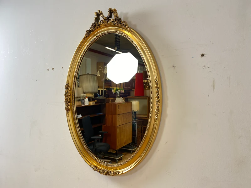 Eleganter großer ovaler Vintage Wandspiegel im antiken Stil mit goldenem Holz Rahmen mit Stuck Dekoration