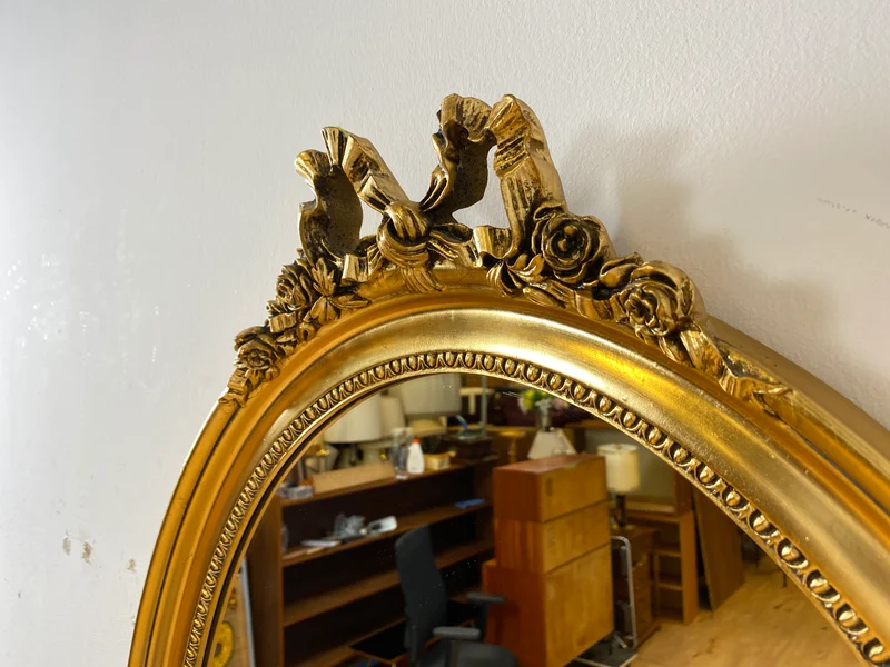 Eleganter großer ovaler Vintage Wandspiegel im antiken Stil mit goldenem Holz Rahmen mit Stuck Dekoration