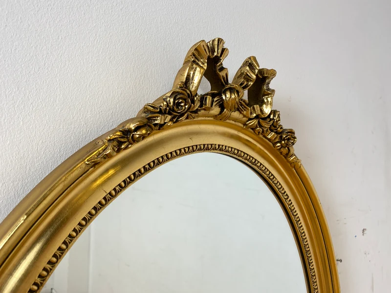 Eleganter großer ovaler Vintage Wandspiegel im antiken Stil mit goldenem Holz Rahmen mit Stuck Dekoration