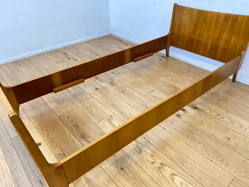 Sehr schönes und gut erhaltenes helles Mid-Century Bett für Matratzen 90x200