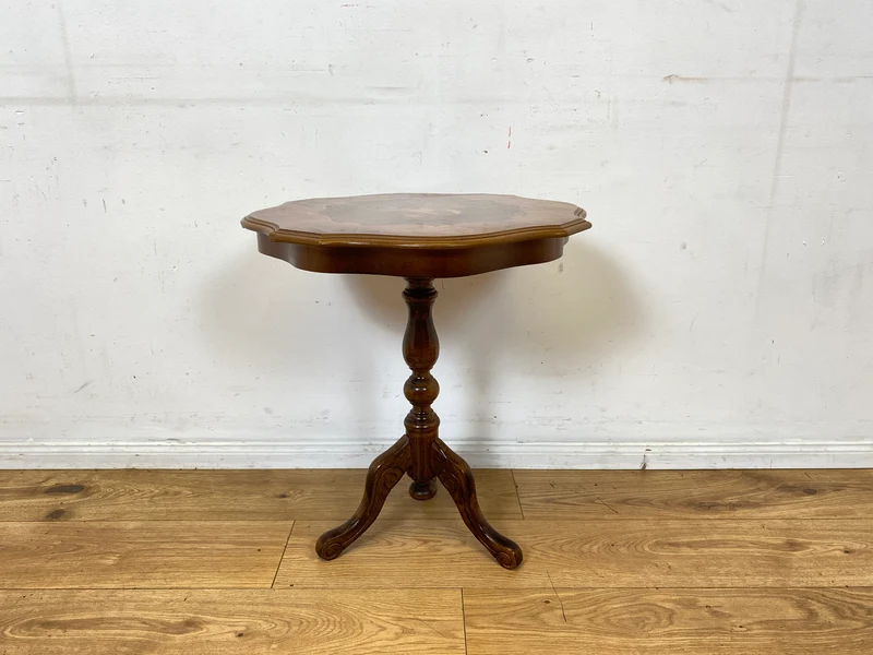 Hübscher Vintage Beistelltisch mit gedrechseltem Fuß und floralen Intarsien